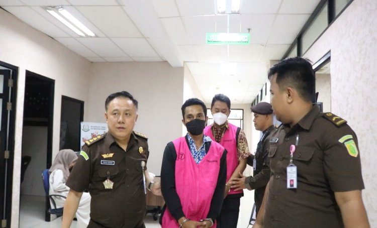TERSANGKA PENGELAPAN DANA BOK UPTD PUSKESMAS ELLA HILIR  KABUPATEN MELAWI DITAHAN JAKSA