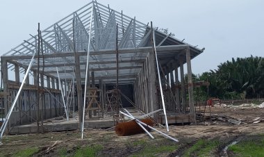 PEMBANGUNAN GEDUNG  SMKN 1 TELUK PAKEDAI  BELUM SELESAI MESKIPUN DALAM KONTRAK  PEKERJAAN BERAKHIR TANGGAL 6 DESEMBER 2024