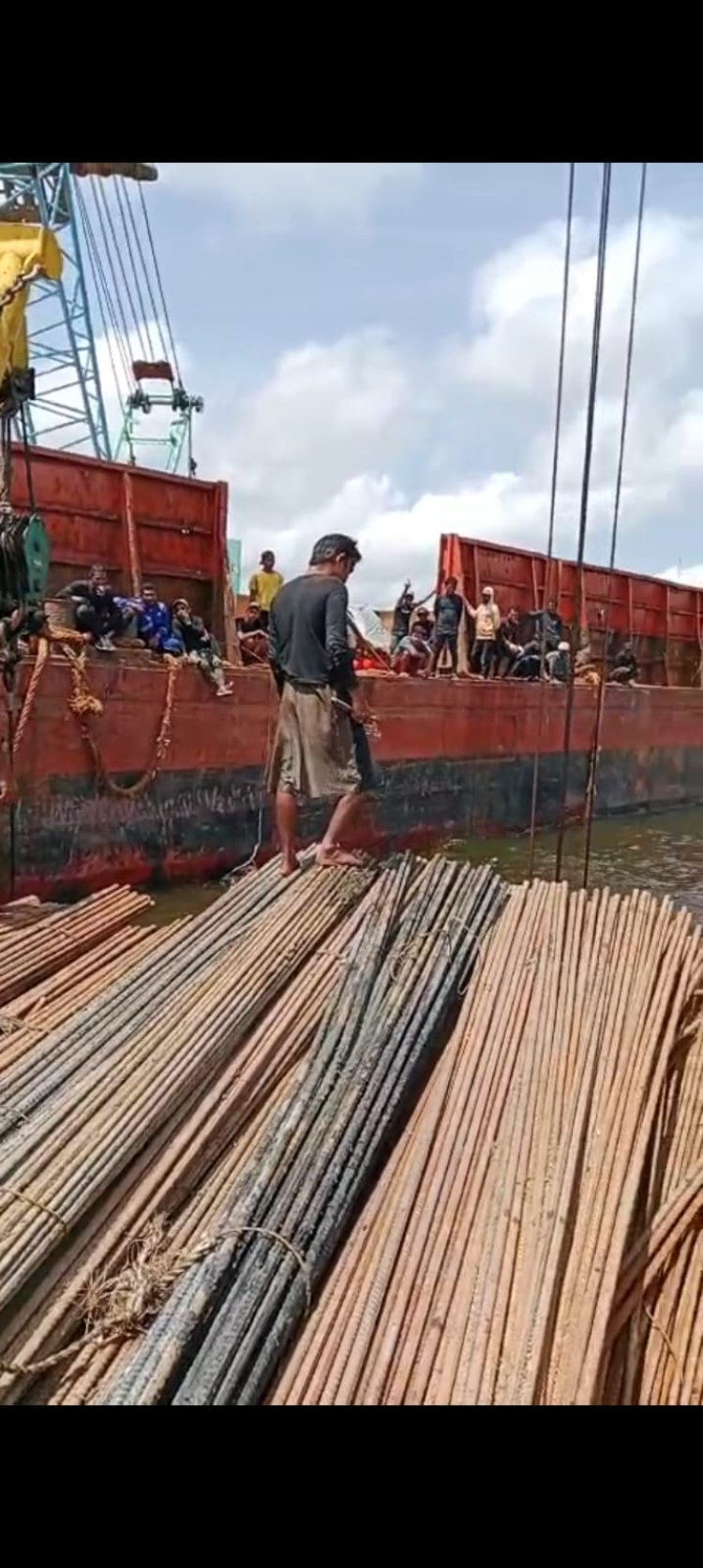PERISTIWA TUMPAHNYA MUATAN KAPAL TONGKANG DI PERAIRAN PONTIANAK  MENIMBULKAN SALVAGE ILEGAL
