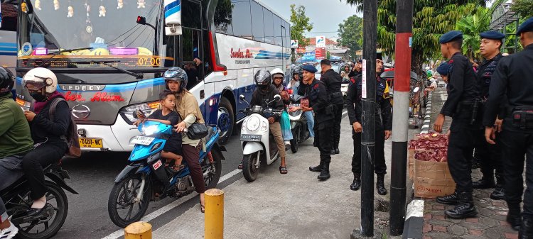 Kompi 4 Batalyon C Pelopor SATBRIMODA, bersama Salah satu Tokoh muda  Yanwar Arifin, menggelar  acarav Pembagian Takjil