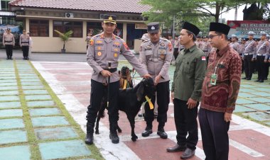 Kapolres Purworejo Serahkan Hewan Kurban kepada Masyarakat, Wujud Kepedulian di Hari Raya Idul Adha