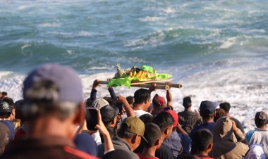 Ribuan Orang Berebut Tumpeng di Pantai Dewa Ruci