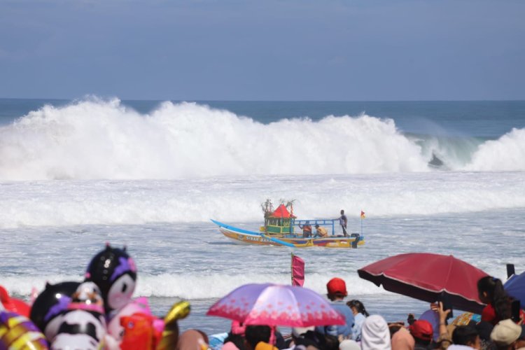 Sedekah Laut Desa Kertojayan, Pantai Genjik Dipadati Pengunjung