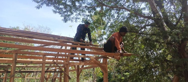 Sinergi TNI dan Warga: Satgas Pamtas Bantu Pembangunan Rumah di Desa Napan