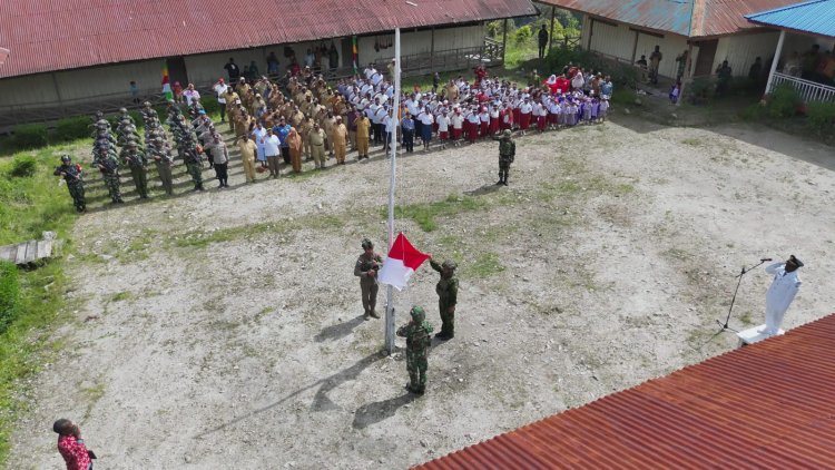 Merah Putih Gagah Berkibar di Sinak: 300 Warga, TNI-Polri, dan Pemerintah Daerah Satu Barisan Rayakan HUT ke-80 RI