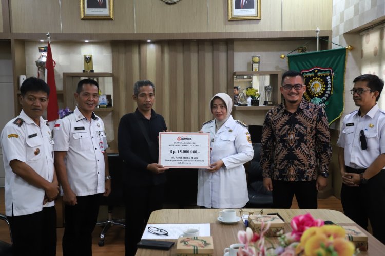 Bupati Purworejo Serahkan Tali Asih kepada Keluarga Korban Laka Laut di Pantai Dewaruci Jatimalang